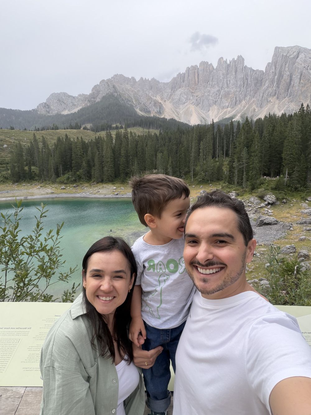 Aloisio, Camila e o Beni no lago de Carezza, nas Dolomitas