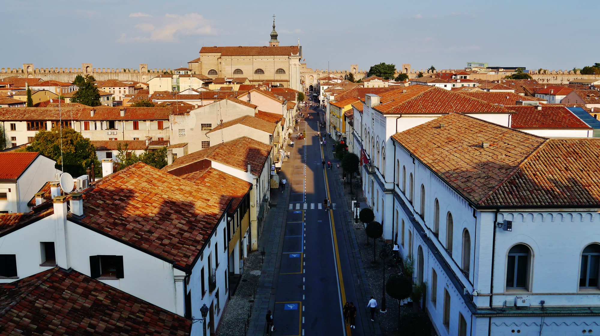 Rua dentro da muralha de Cittadella vista do alto