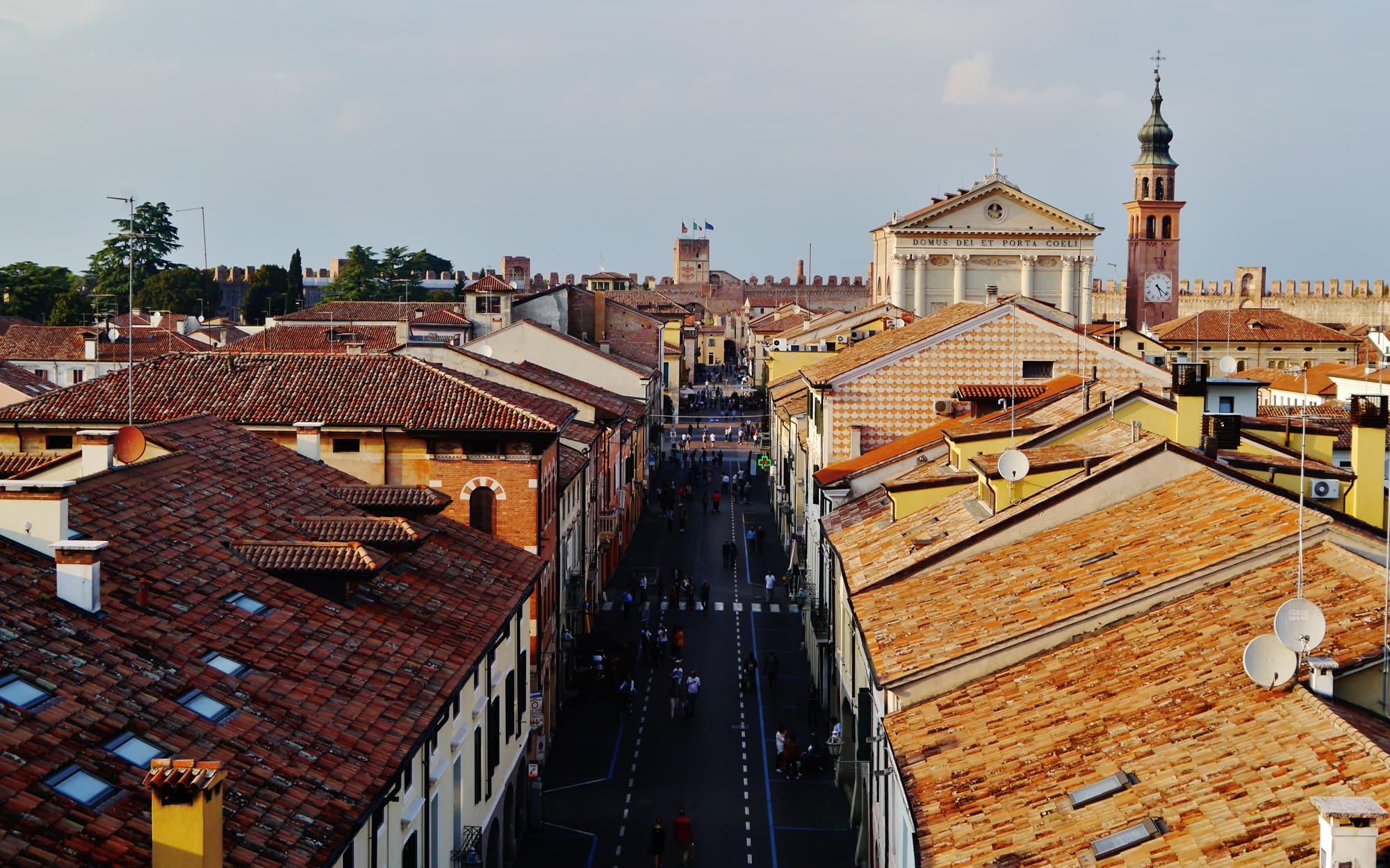 Vista dos telhados de Cittadella, no Veneto, a partir da muralha