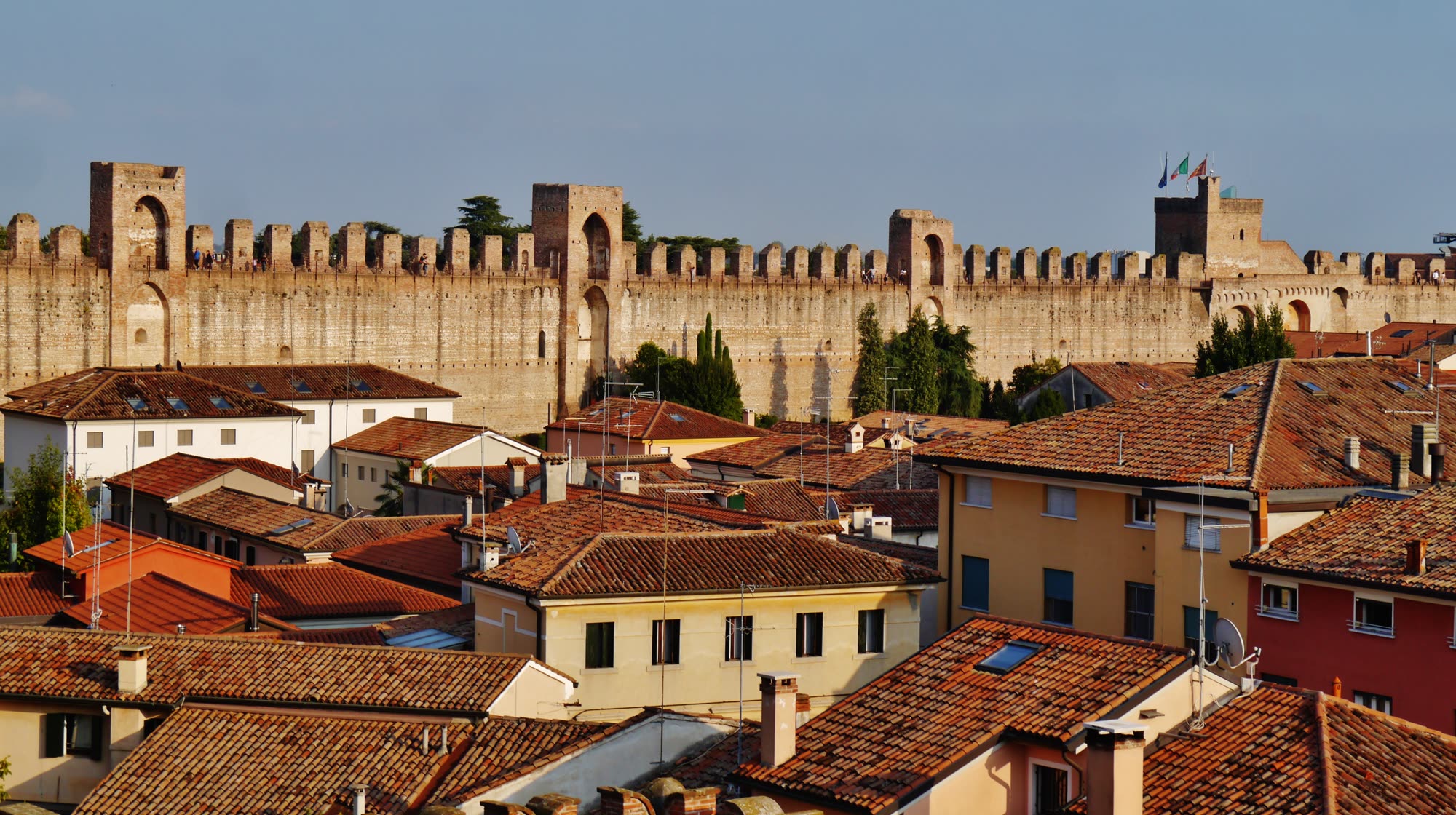 Muralha medieval de Cittadella, no Veneto, com os telhados da cidade