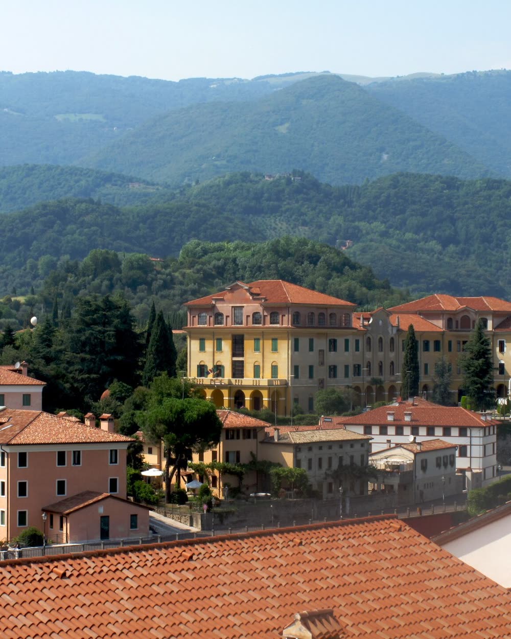 Casas italianas em encosta no interior do Veneto